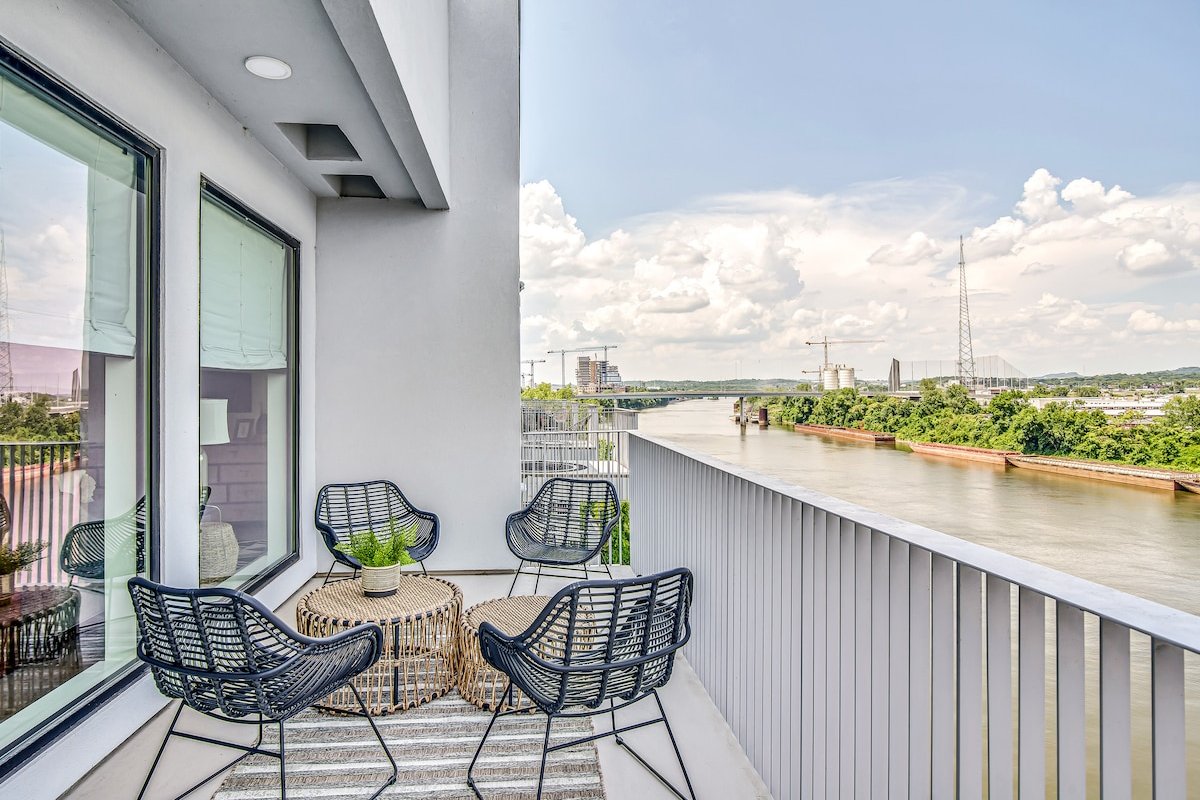 Penthouse River View Walk Downtown +Garage Parking gallery image 4