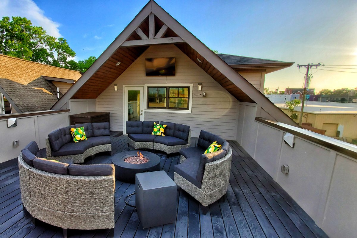 Rooftop Paradise – 1 Mile to Broadway – Sleeps 12