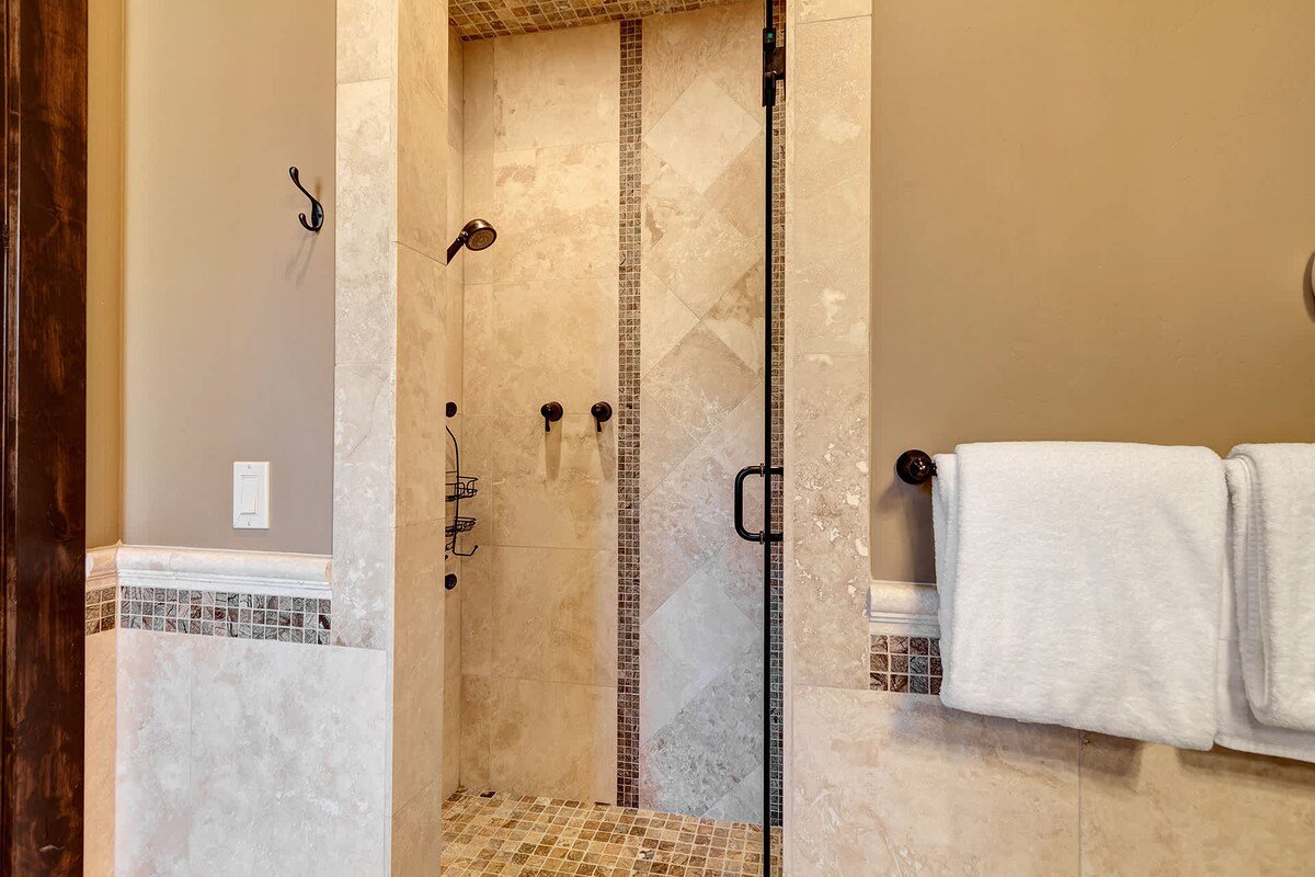 Gorgeous Home w/ Fire Pit, Walk to Ski Lifts! gallery image 3