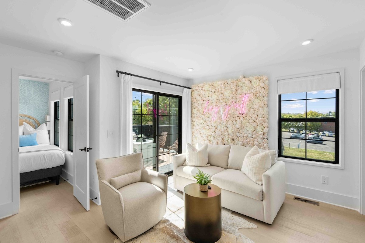 TheWeHoHouse / 1.5 Miles to Broadway! gallery image 5