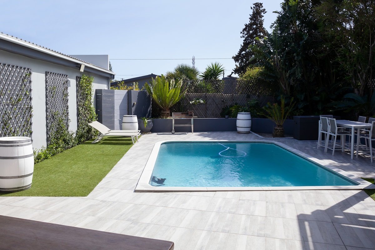 Elegant 8-Sleeper | Poolside Living & Braai Vibes gallery image 5