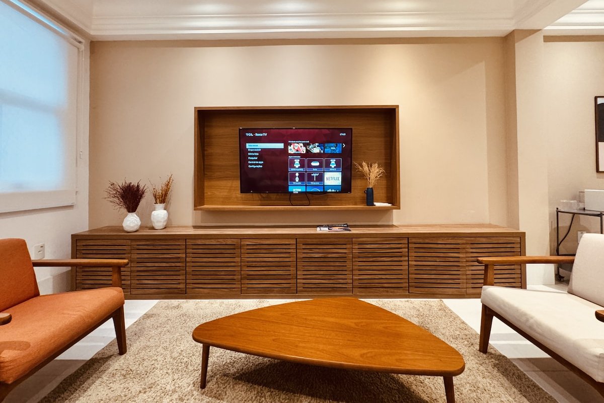 Amplo no Baixo Leblon perto da praia / BestHostRio gallery image 2