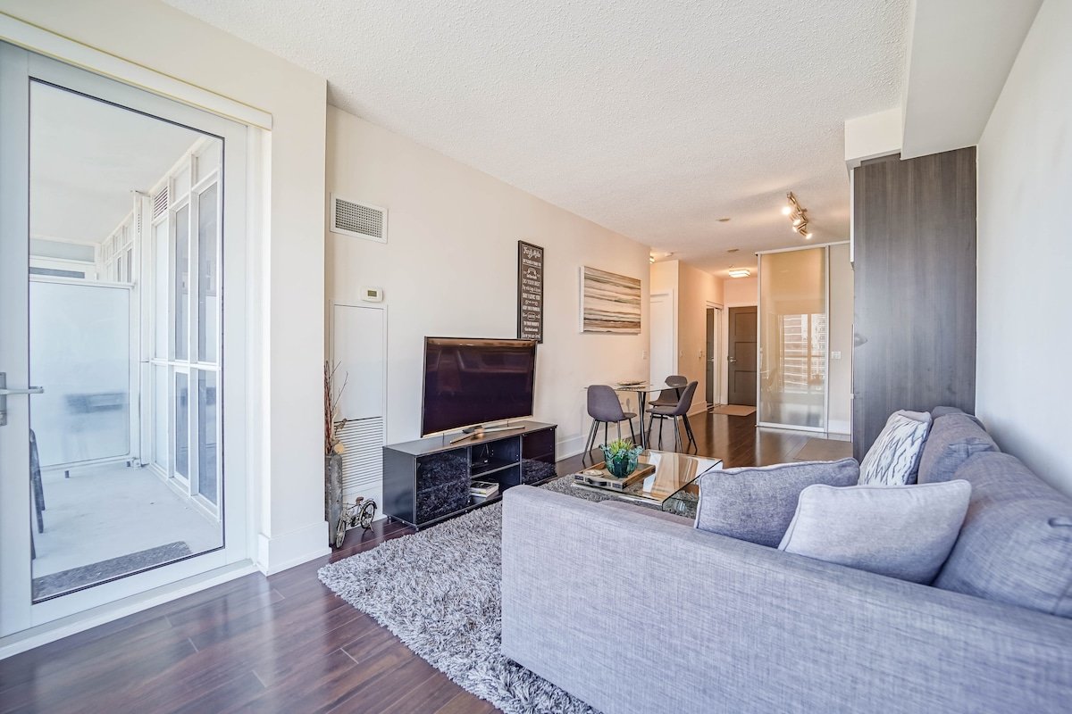 Chic Toronto Downtown Condo,CN Tower, MTCC, Rogers gallery image 5