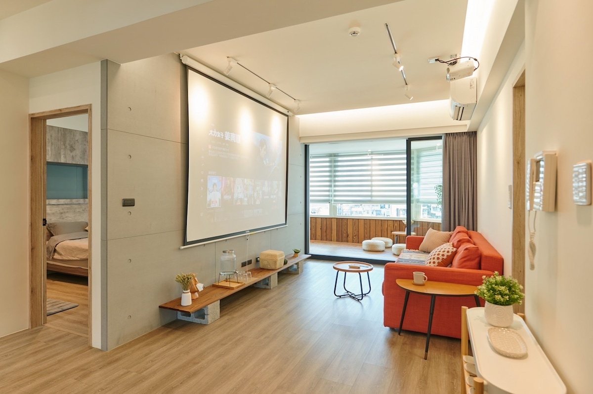 Lazy loft 6-8人房@西門徒步區/捷運6分鐘/電梯雙衛浴/附投影與寬敞陽台 gallery image 2