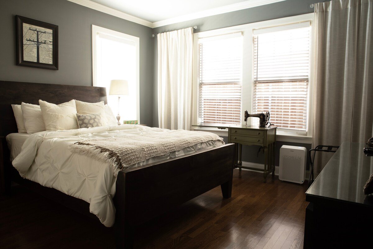 Tudor Style Bungalow with Pool gallery image 5