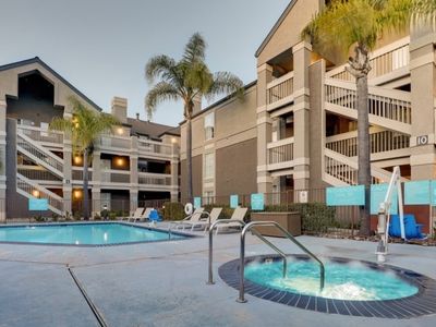 2BR Suite Close to Legoland Discovery! Onsite Pool