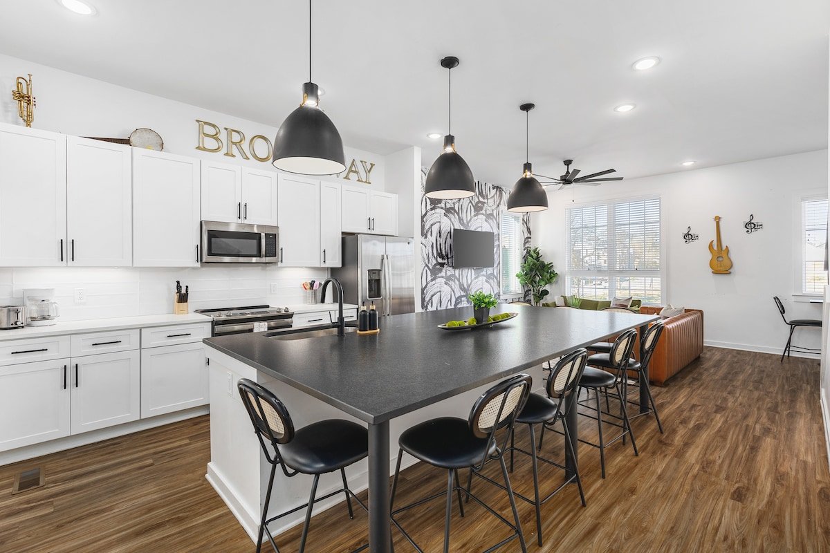 Sleeps 24, TWO Adjacent Homes -3 miles to Broadway gallery image 3