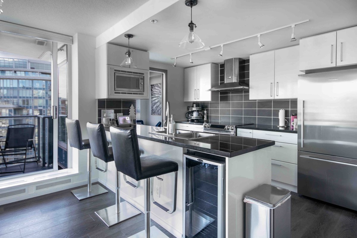 35th floor City/Water views DT Vancouver+Parking!