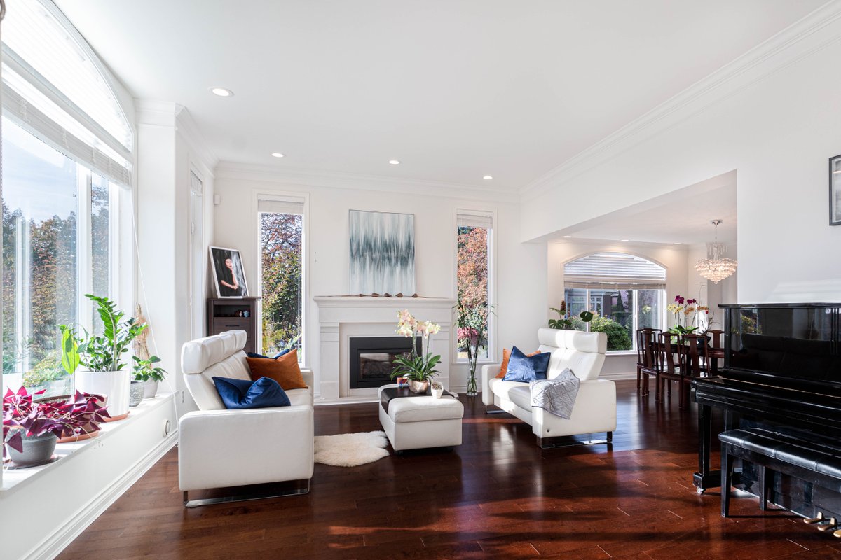 温哥华西区的豪华别墅，附有按摩浴缸钢琴，接近机场downtown