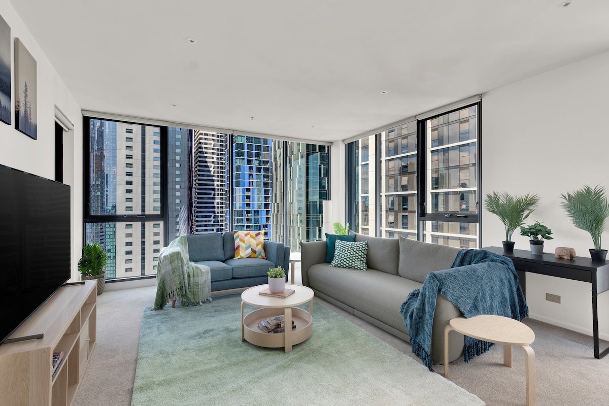 Melbourne CBD Oasis! Pool, View gallery image 3