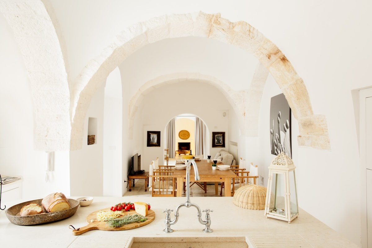 Amazing Trullo with pool. Wonderful location. gallery image 3