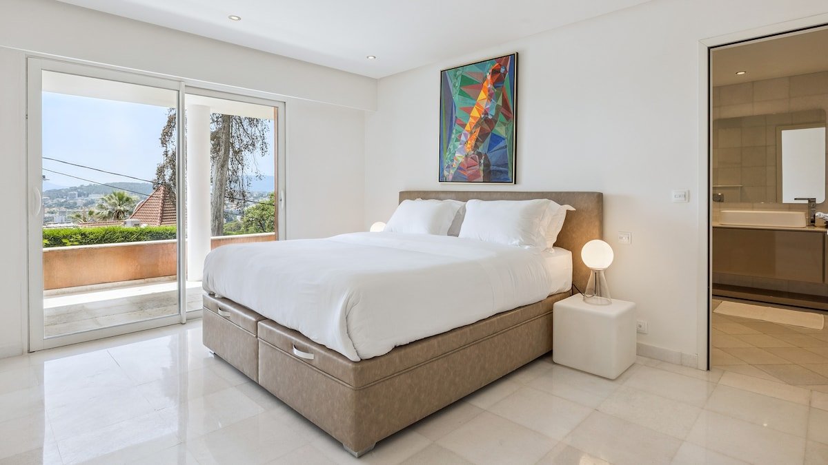 8-bedroom villa close to the center of Cannes gallery image 5