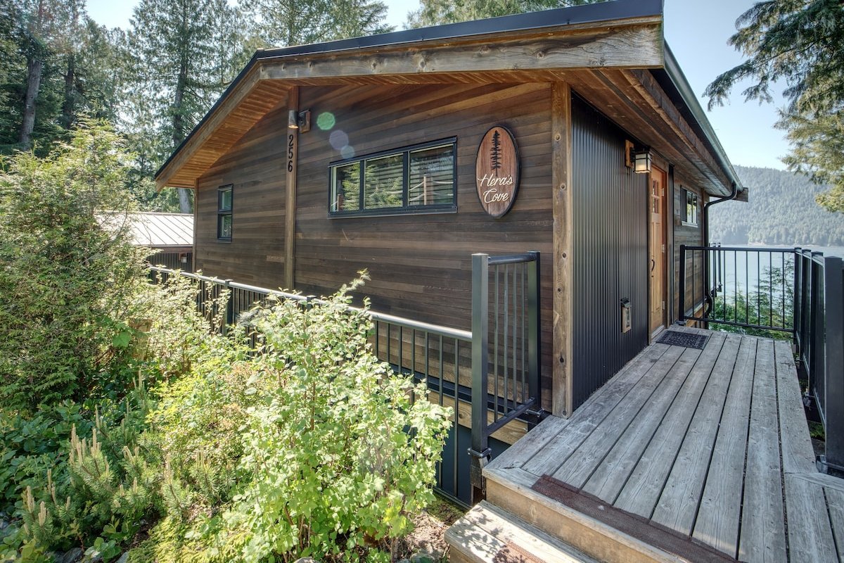 Hera’s Cove| Oceanfront Oasis + Pet Friendly gallery image 3