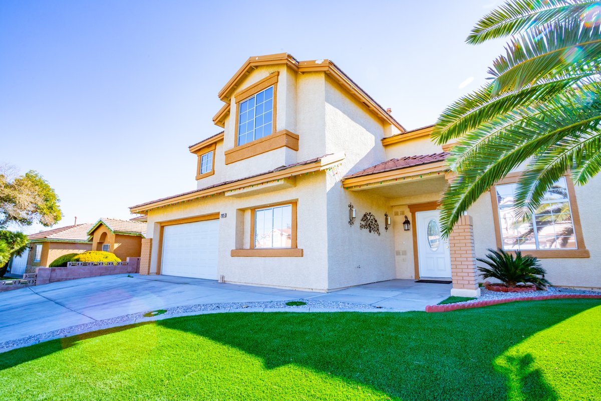 Spacious Oasis: king bed, pool, spa, & EV charger