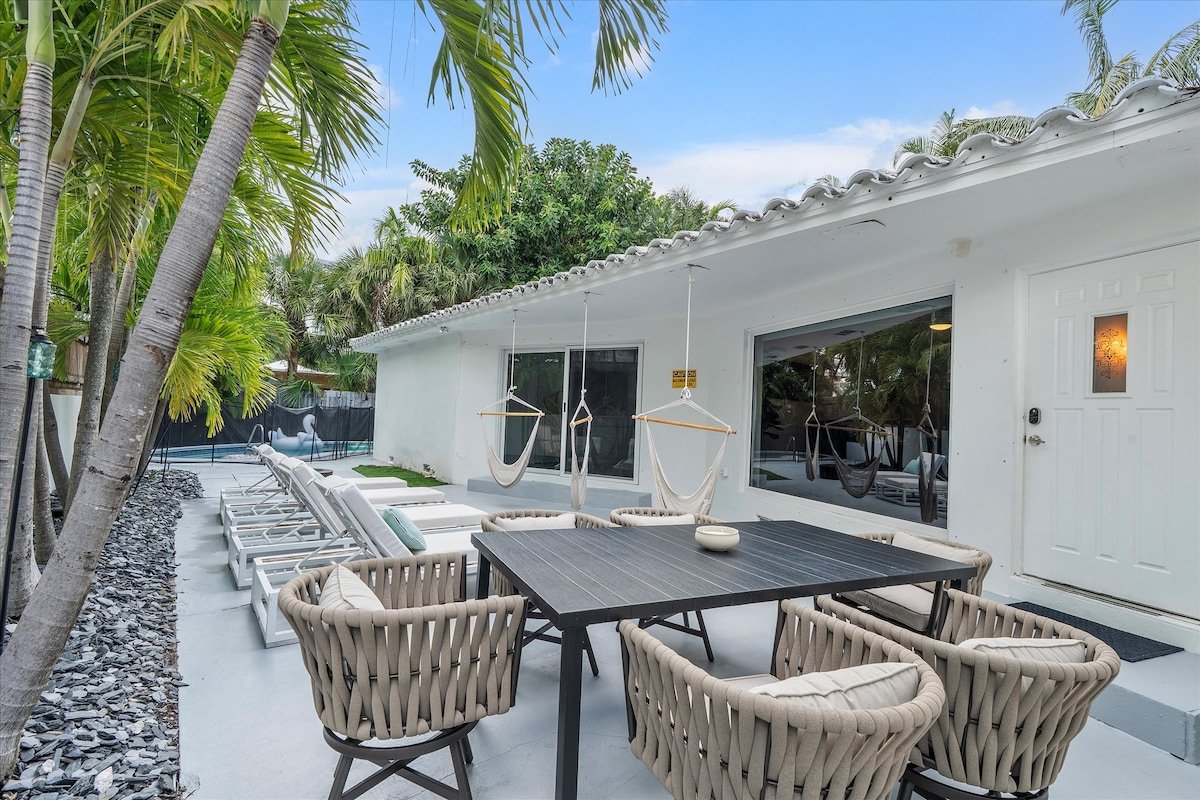 Beach House With Privet Pool • Hot Tub & Game Room gallery image 3