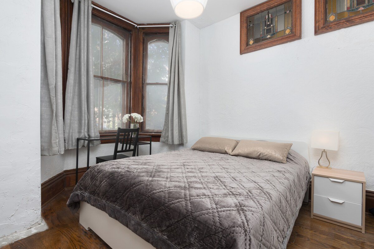 6 Bdrm + 5 Bthrm Heritage Home -Ideal for Students gallery image 3