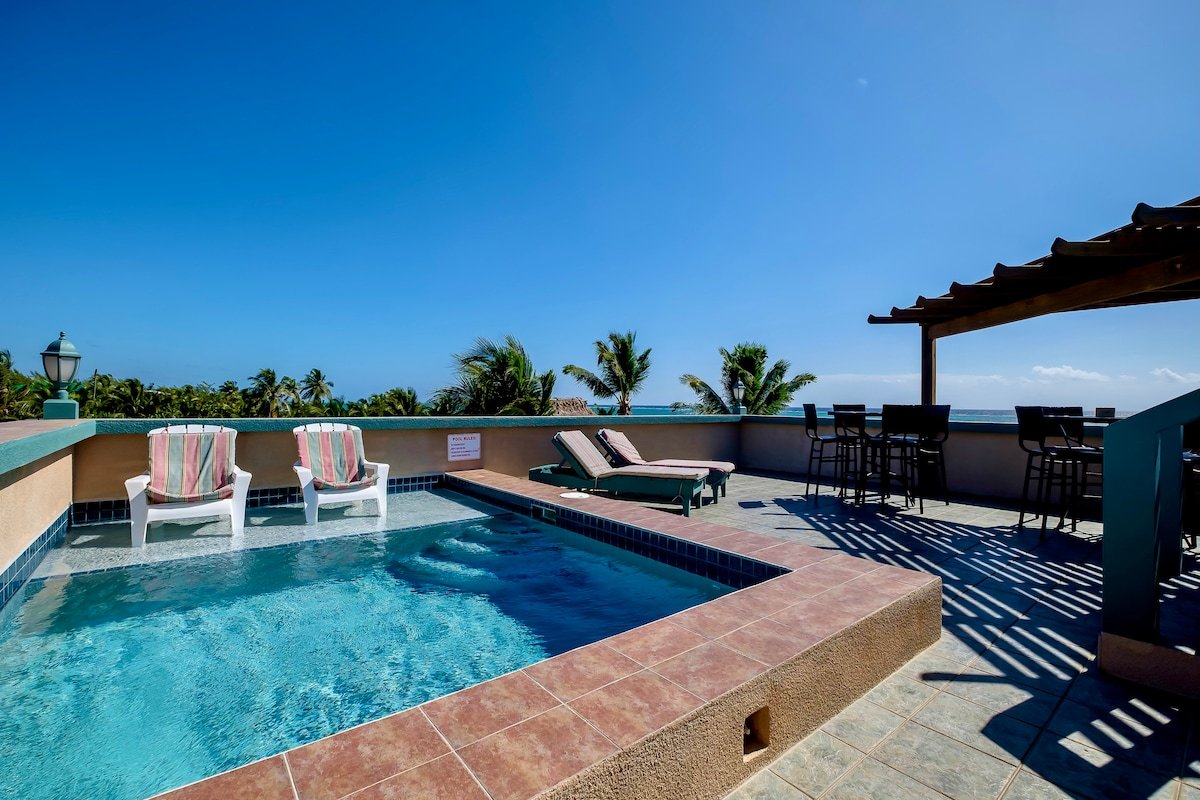 Close to Secret Beach. Kayaks. Bikes. Pool. gallery image 4