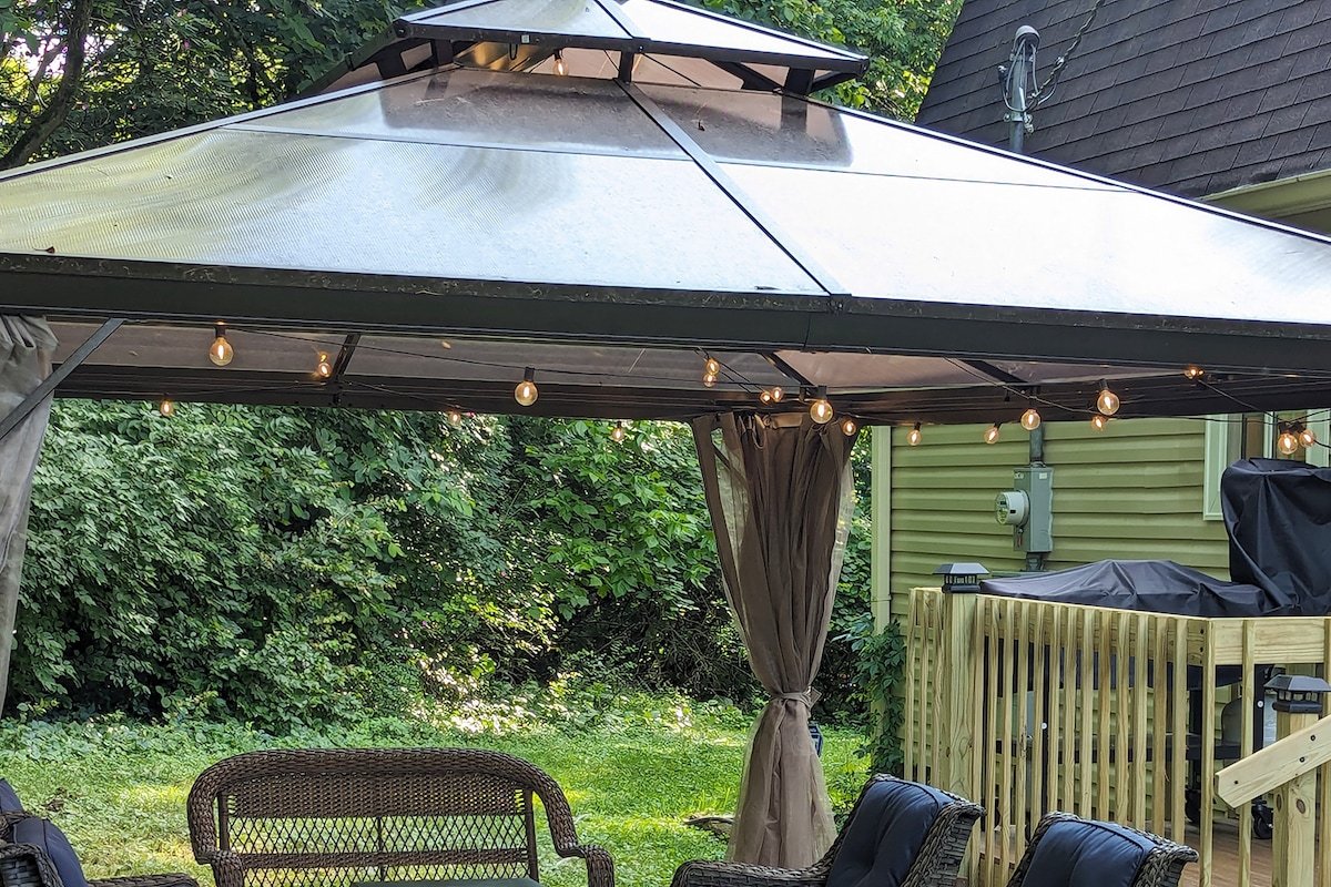 Wooded Retreat – 5 king beds, private, convenient gallery image 2