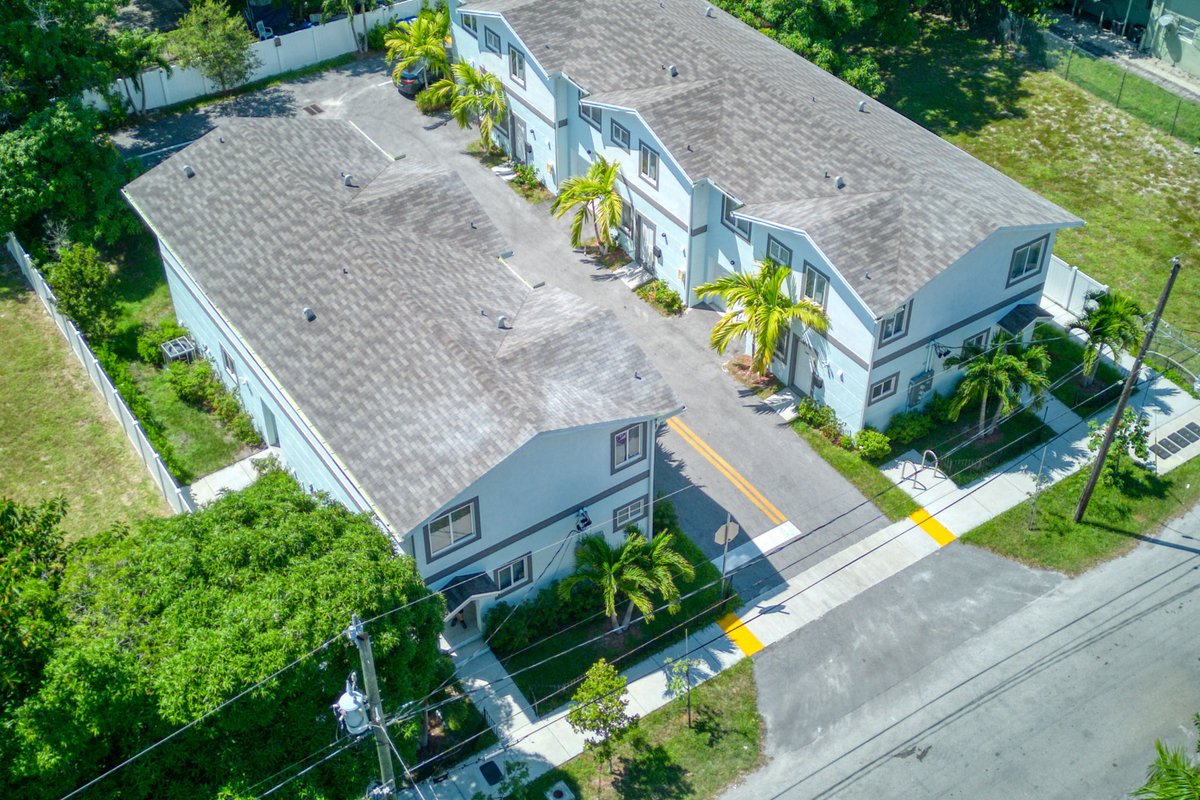 Up to 30 Guests in 3 New Townhomes in Downtown FTL