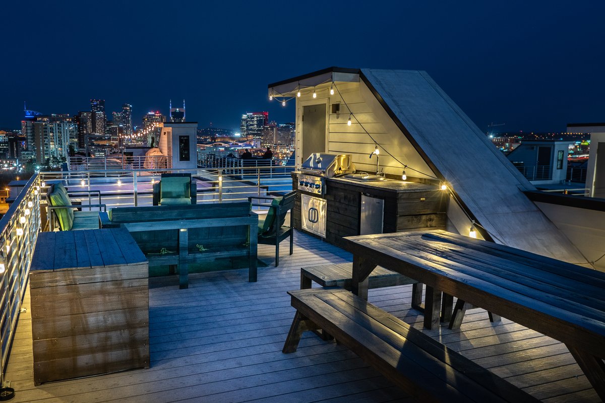 A11 – GULCH 4BR/4BA Bach Haven w/ Killer Rooftop