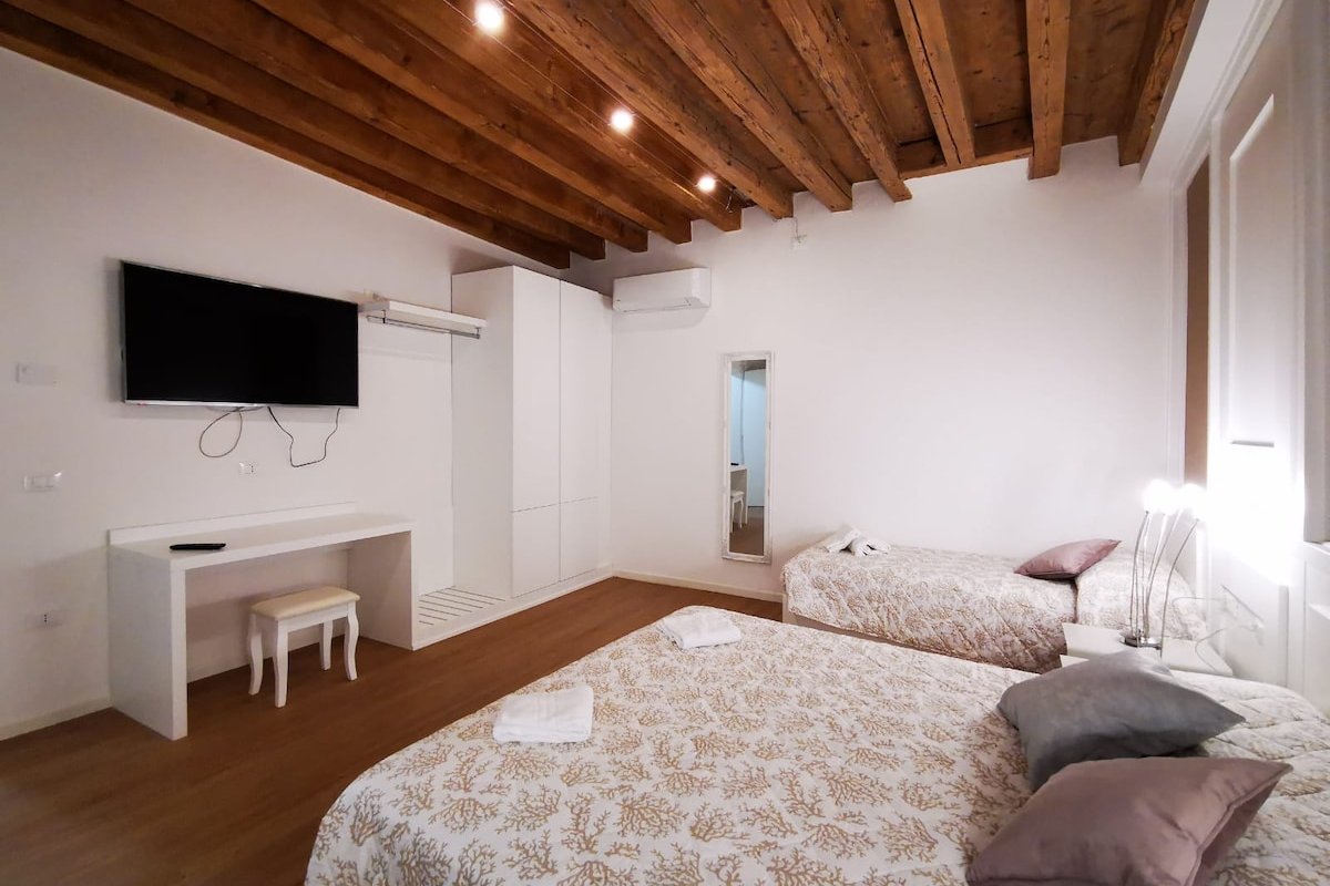 DELUXE RIALTO 3 BEDROOM FLAT gallery image 4