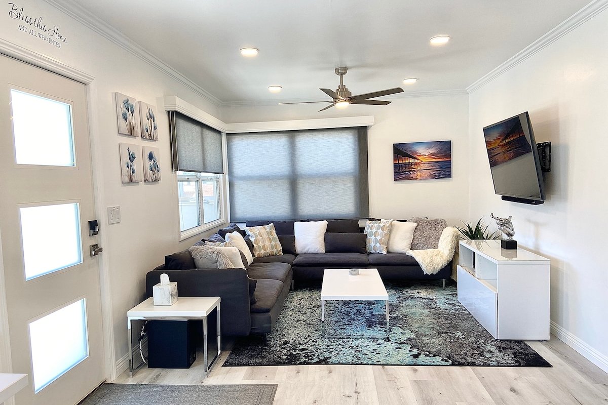 Beautiful Beach Retreat w/in 2blks to beach gallery image 2