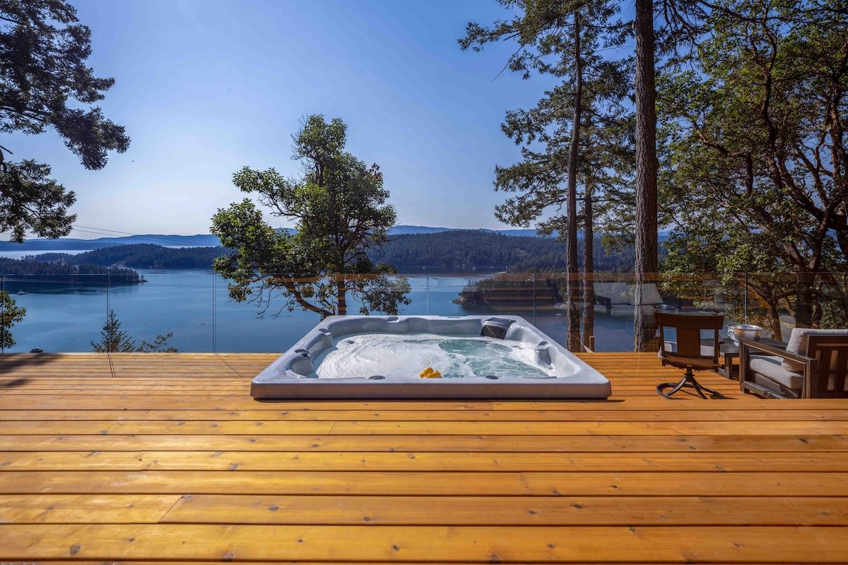 The sunset cabin with hot tub on Galiano gallery image 2