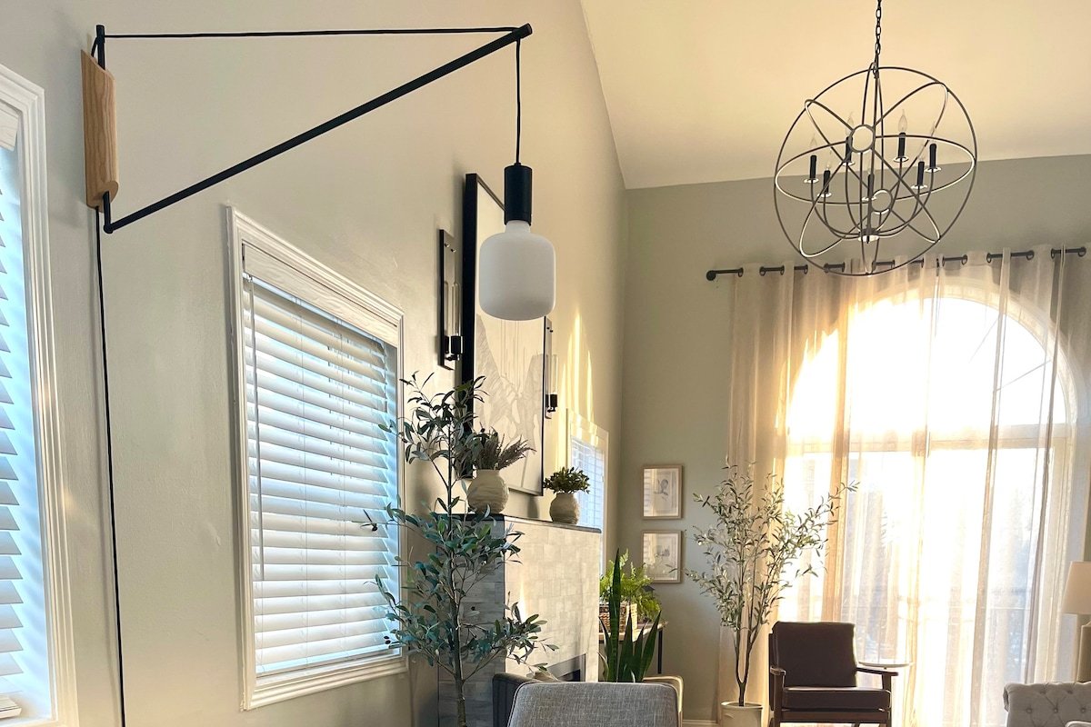 Sun-Soaked West Loop Penthouse/Private Rooftop/3BA gallery image 5