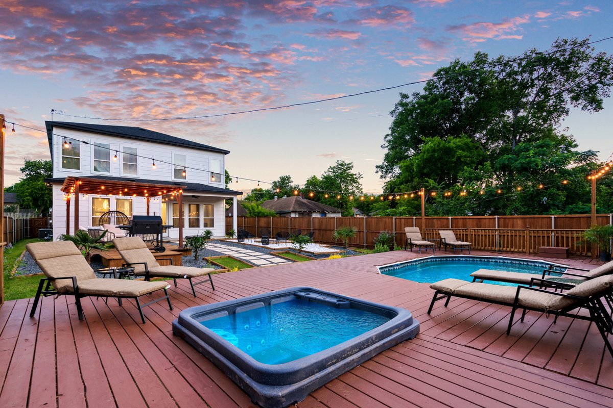 Spacious Dallas Home- Big Backyard, Jacuzzi & Pool