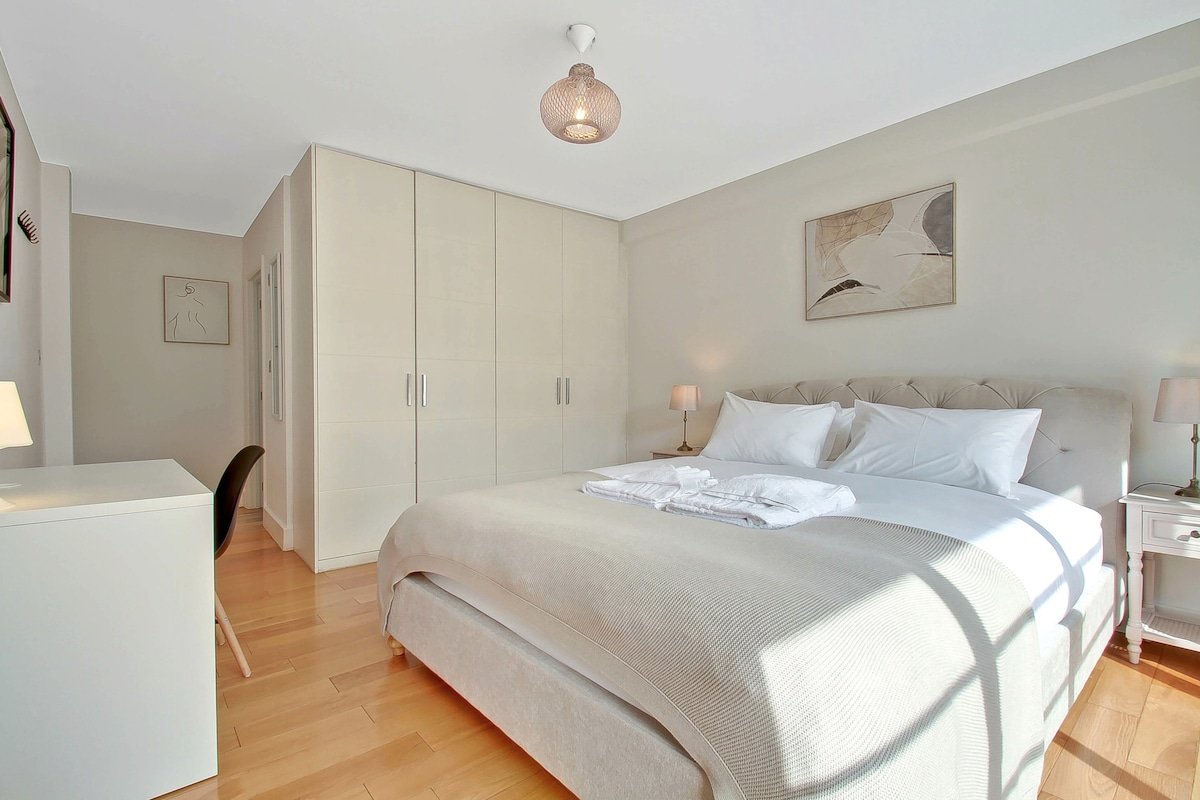 Central Chelsea Sloane Square Apt w/ Roof Terrace gallery image 3