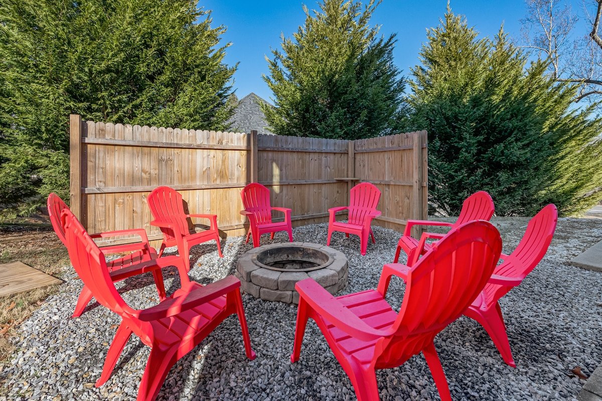 8 min to Downtown • 6000 SF • Sauna • Hot Tub gallery image 3