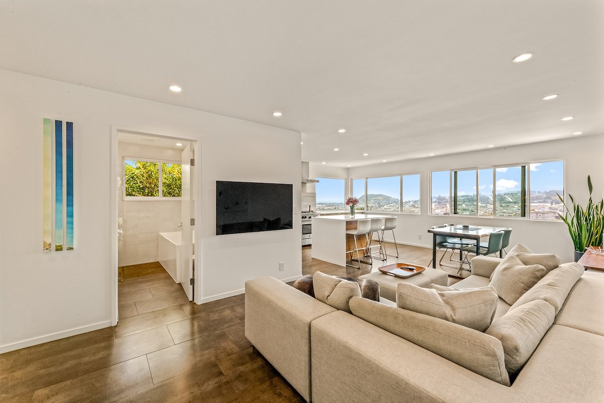 Private Modern House: Stunning Views & Backyard gallery image 5