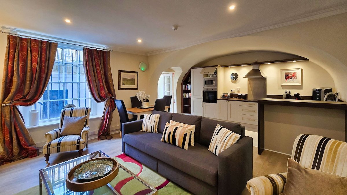 Spacious and Private City Centre Georgian Square A gallery image 2