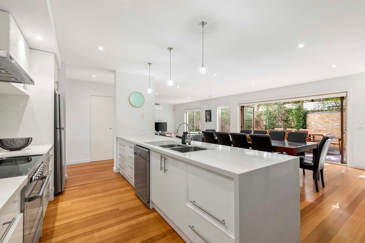 Stroll Away. Townhouse just a stroll to Ocean and gallery image 5