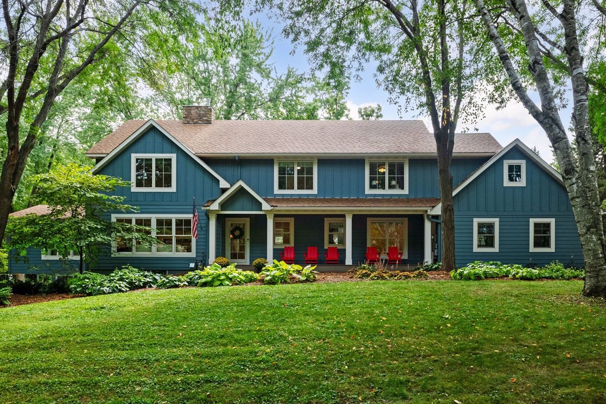 Lake Minnetonka time! Fireplace,games,beach!