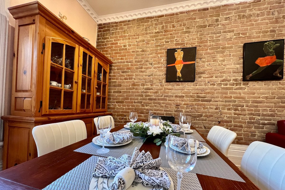 B&B MTL downtown Old port 4B2B 1Free parking EVSE gallery image 3