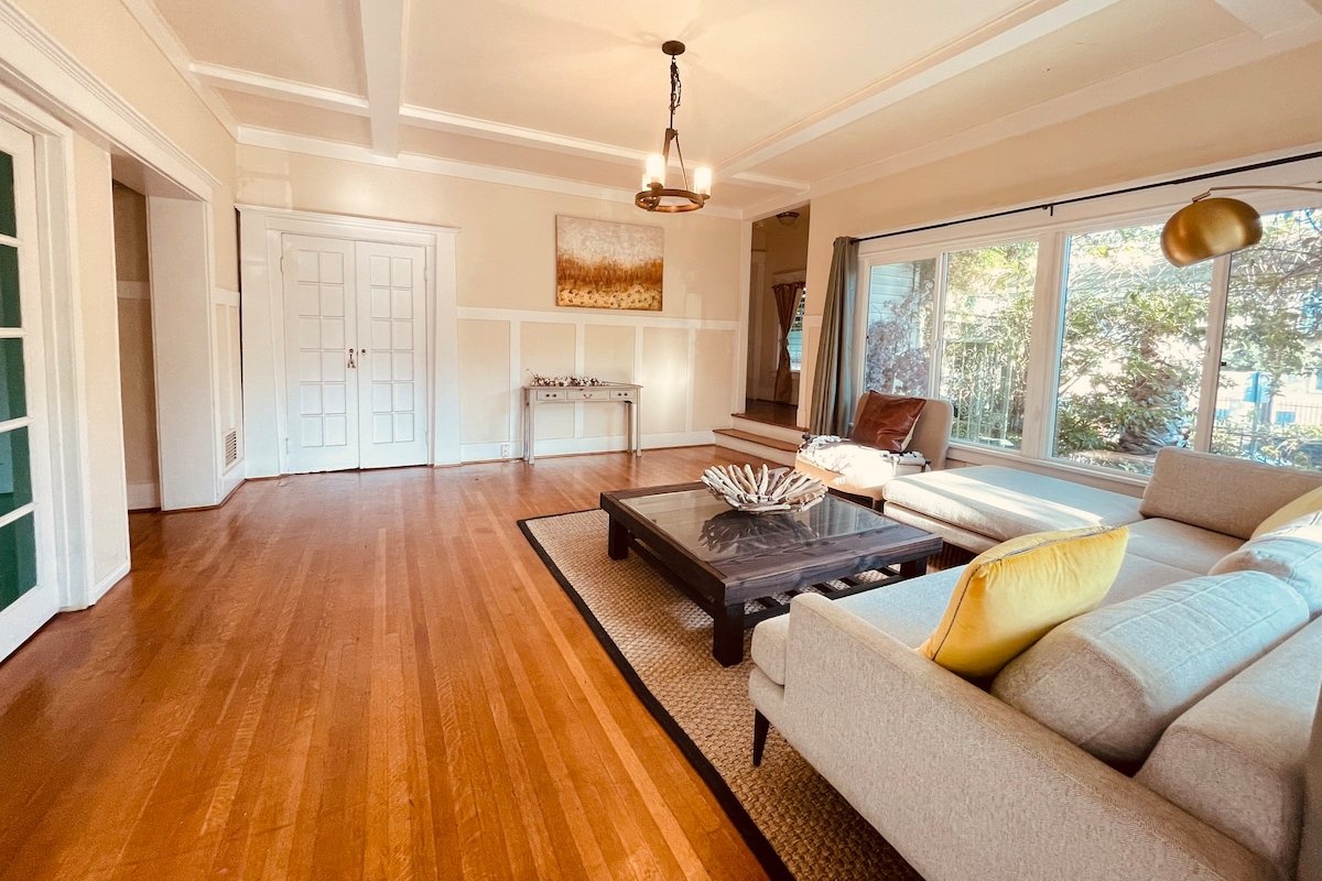 9 BEDRM 4500SqFt MANSION-ETTE PALM TREE VIEWS gallery image 3