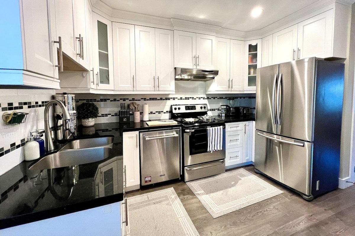 Spacious 4BR Townhouse in East Van | King Bed gallery image 4