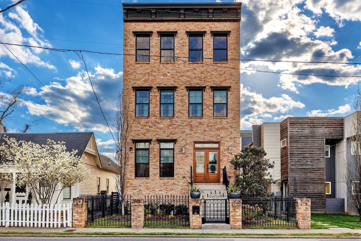 The Nash Bash Pad – Games, Stage, Sleeps 12! gallery image 4