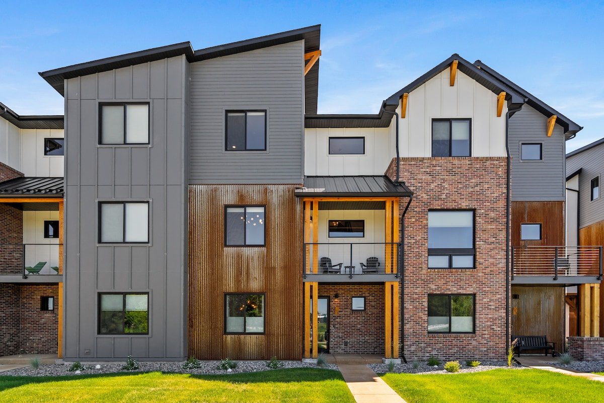 Luxe*Lake and Mountain views*EV charger*Arcade gallery image 5