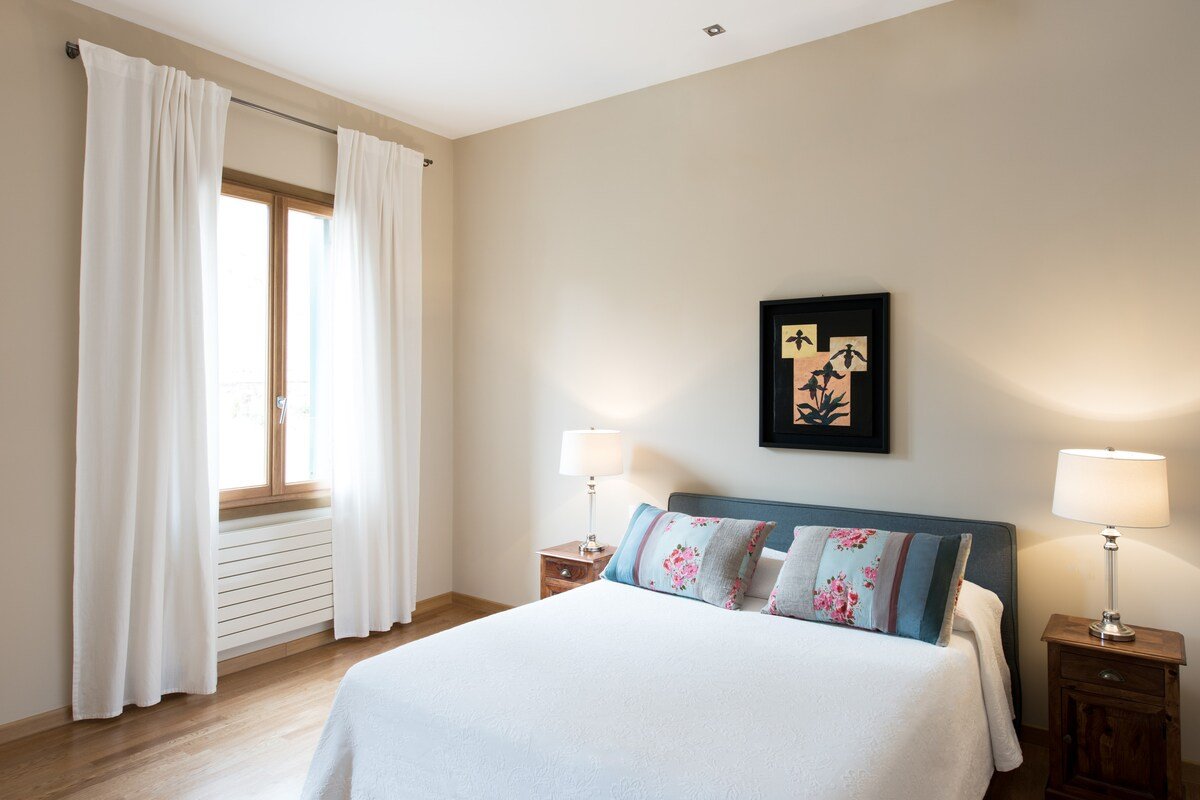 Elegant 2 bedroom w/canal views gallery image 5