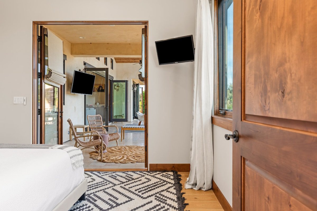 Via de la Sky Ranch | Sprawling Tuscan Villa gallery image 4