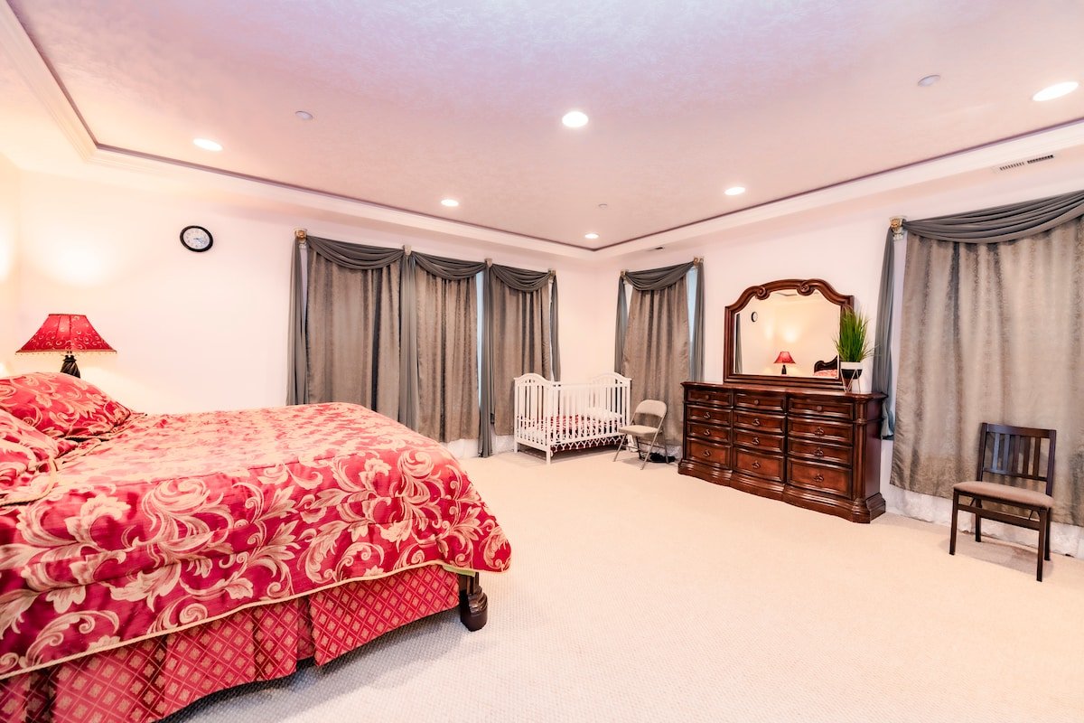 Huge Luxury Home with huge Deck near Powell Butte gallery image 5