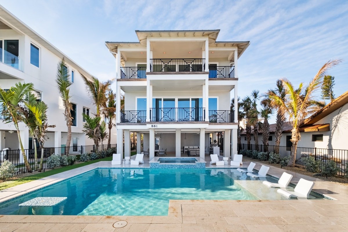 AMI Luxury! Private Beach, Pool and Golf Cart