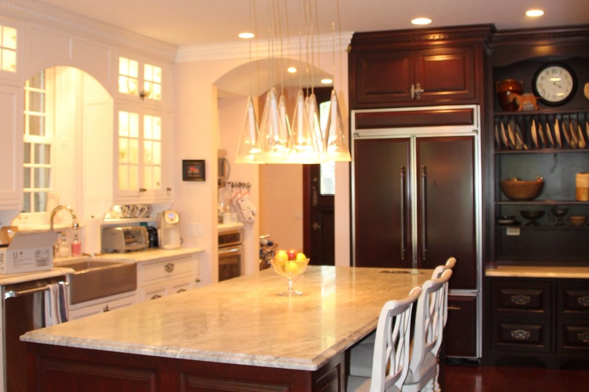 Old Town Cosmopolitan Four Bedroom, Four Bath gallery image 4