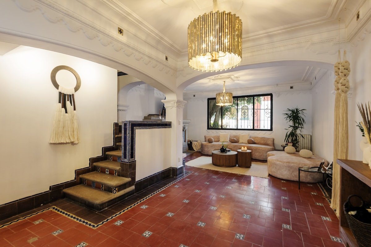 Majestic house two blocks from Parque España gallery image 3