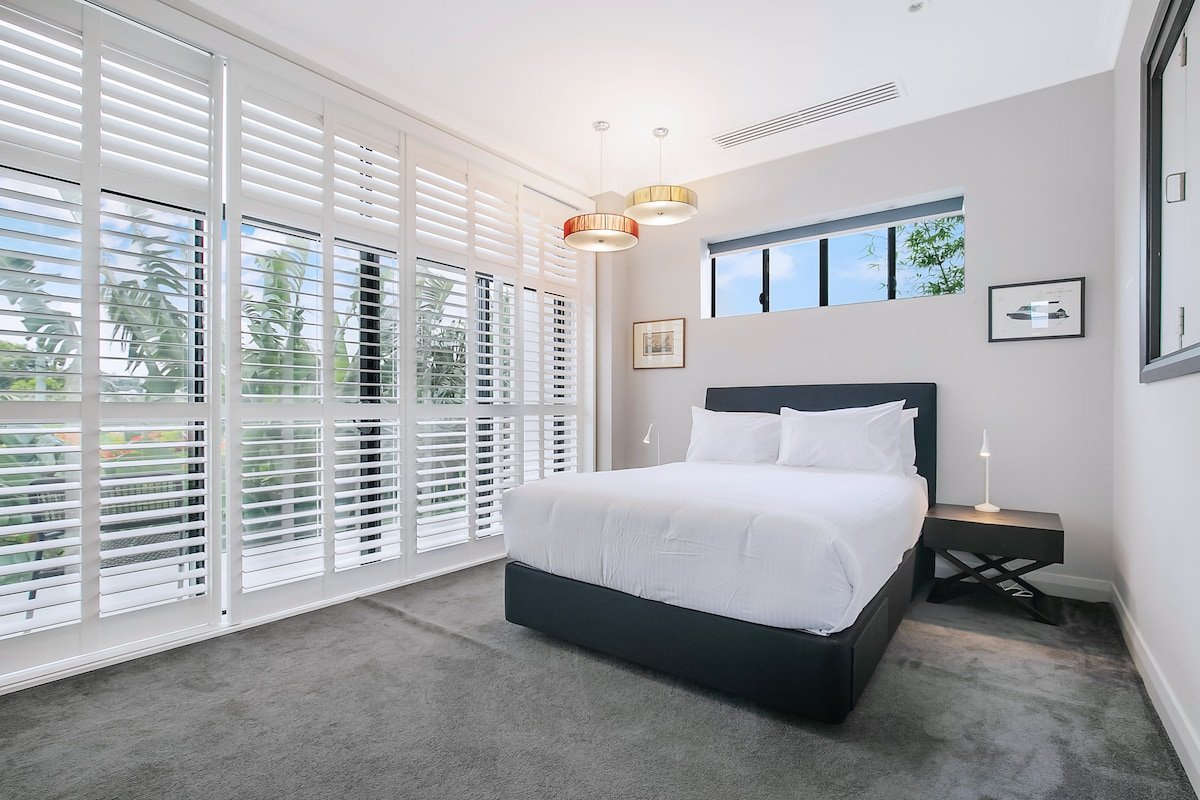 The Stuart: Tri-Level Luxury with Poolside Dining gallery image 4