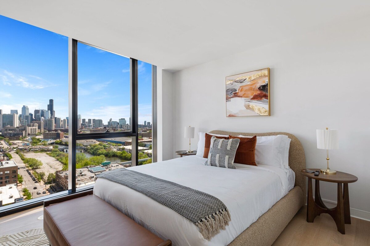 Lincoln Park Getaway: Skyline Views & Luxury gallery image 4