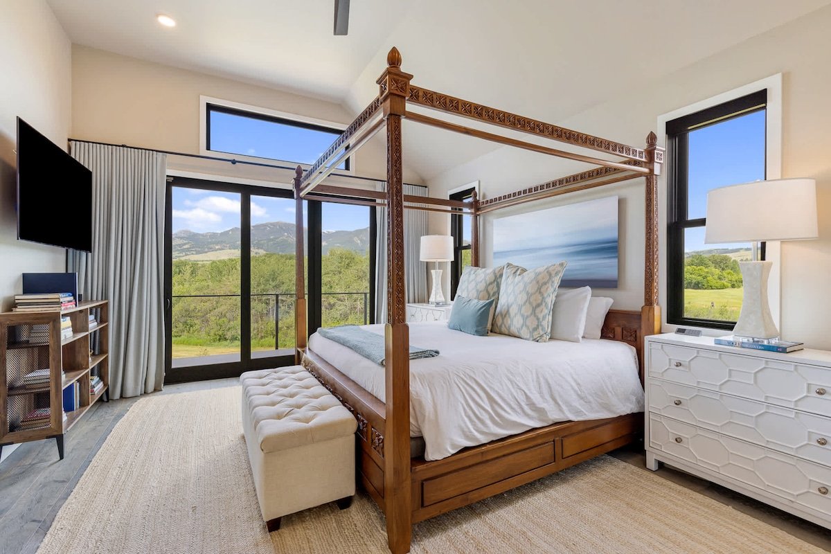 Pagoda Peaks – Luxury Stay with Bridger Views gallery image 3