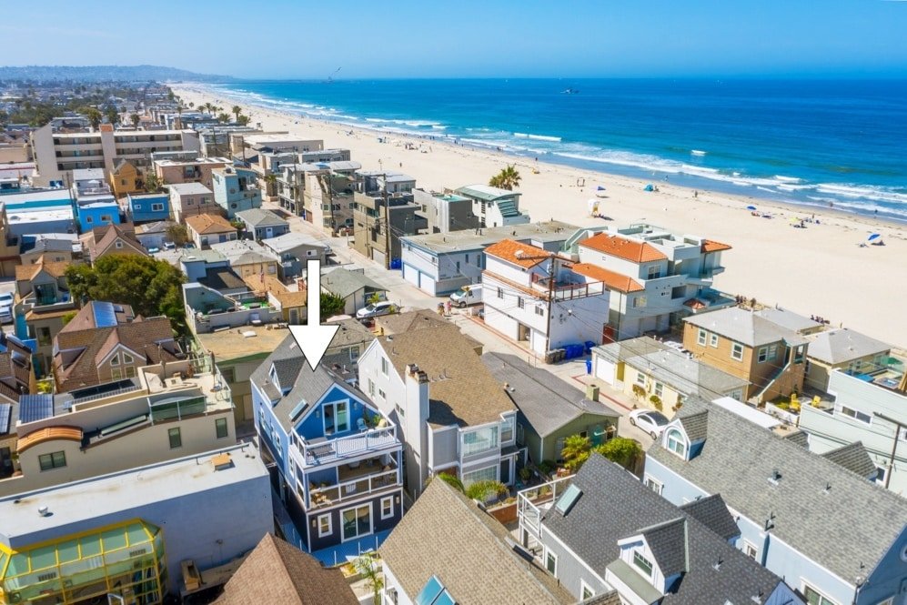 Designer Beach House | AC | Attached Garage gallery image 2